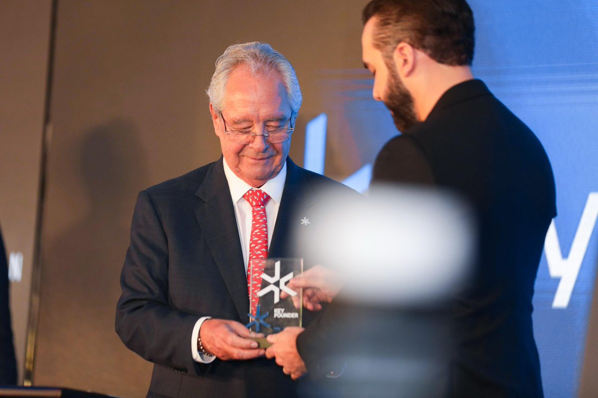 “Esta alianza con el <a href="/Keyinstitutesv/">Key Institute</a> refuerza la apuesta de nuestro país por estar a la vanguardia en diversas áreas, muchas empresas de tecnología están llegando a El Salvador por ende los jóvenes que se gradúen de esta carrera tendrán empleos en empresas locales y en las