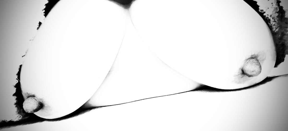 祝日だけど今日もお仕事だよーん😎🩷朝からムラムラ止まらなくて今日はノー○ンノー○ラで出勤！電車🚃で痴○んさんに遭遇しなかった🥲会社着いてもそのままノー○ンノー○ラでお仕事🧳してるよー！祝日で人少ないからデスクにおっ○いモロだししちゃった🩷今日仕事終わったら🏩行きたいかも🎀Hしよ？