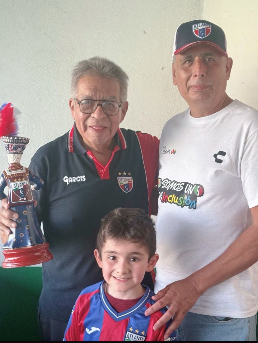 Les comparto esta foto del chinelo azulgrana, obsequio de
la querida familia Wences, quienes han sido grandes anfitriones en nuestro nuevo estadio. <a href="/Atlante/">Atlante FC 🐎⚽️</a> #Atlante #Zacatepec