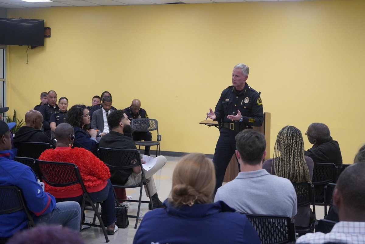 Had the privilege of meeting more of our residents and engaging in candid conversations at the MLK Recreation Center. We are here to listen and work together toward bridging the gap. Thank you for your continued support and trust in #DallasPD.