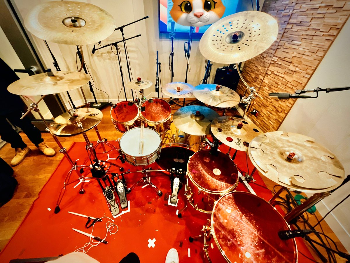 CHARGEEEEEE's tweet photo. Yesterday was a recording day🐈🥁🔥🔥🔥
昨日は🐈
とあるレコーディングでしたぁよ🐈🥁🥁🔥🔥
とんでもなくマヂパネハイパー炸裂爆裂なドラム音魂が録れましたよ🐈🥁🥁🔥🔥
皆様とんでもなく楽しみにしていて下さいねウフフ〜🐈🐈🔥🔥🔥
#pearldrums
#sabiancymbals
#referencepure https://t.co/QMmPSiz6TL