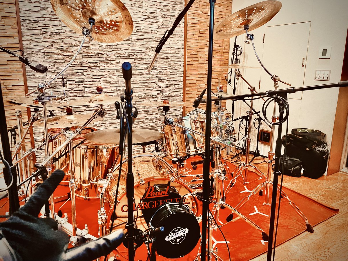 CHARGEEEEEE's tweet photo. Yesterday was a recording day🐈🥁🔥🔥🔥
昨日は🐈
とあるレコーディングでしたぁよ🐈🥁🥁🔥🔥
とんでもなくマヂパネハイパー炸裂爆裂なドラム音魂が録れましたよ🐈🥁🥁🔥🔥
皆様とんでもなく楽しみにしていて下さいねウフフ〜🐈🐈🔥🔥🔥
#pearldrums
#sabiancymbals
#referencepure https://t.co/QMmPSiz6TL
