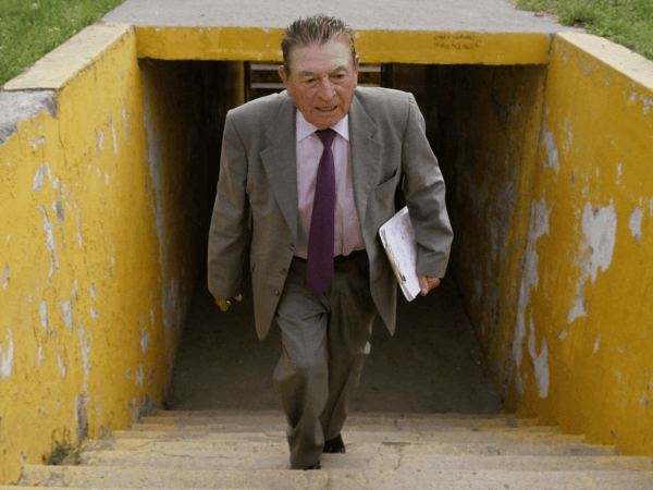 eabarzua's tweet photo. Clavito Godoy

*Perfil publicado en "Secretos de camarín". Mi primer libro, en 2002.

Hernán Godoy Véliz tuvo tres matrimonios y cuando cumplió 61 años soñó que se iba a morir en una cancha de fútbol. A esa altura estaba viviendo sólo junto a un cuñado, al lado del estadio de Audax Italiano, equipo del que fue director técnico en cuatro oportunidades. El fútbol, su gran obsesión, le arrebató casi todo lo demás, salvo el afecto de sus hijos. Una vez que lo echaron de un club, su segunda esposa quiso obligarlo a comprarse un auto para que lo trabajara como taxi “y, bueno, ahí no más se terminó la relación”.
Godoy es de aquellos hombres que mueren con las botas puestas. Si como futbolista fue apenas del montón, como DT abrió su propia escuela. Ha sido el más sincero de los entrenadores chilenos y uno de los más inteligentes. Sus principios: di lo que piensas, haz lo que sientes, juega como te dé la gana. En su variada trayectoria acumuló historias como para escribir su propio libro, siempre reforzado por su espíritu indomable.
A él nadie le pudo venir con peros: “En una ocasión en Los Andes, se me arrancaron dos jugadores de la concentración, Droguett y el Cholga Díaz. Los fui a salvar y los encontré con un fifí, así que les di un puñete a cada uno y me los llevé de vuelta. Años después, en Penco, yo venía con un saco de mariscos y un taxi se ofreció para llevarme. Era el Cholga. Y cuando le fui a pagar me dijo: Profe, cómo me va a pagar. Yo sé que lo hice pasar rabias, pero si lo hubiera tenido antes…”. Este Hernán Godoy, comprensivo y pendenciero, siempre tuvo claro cuál era el camino más corto para entenderse con sus dirigidos: “Me gusta hacer de todo. De sicólogo, de amigo. Chacoteo, les cuento anécdotas, tallas. Y cuando hay que gritar, se grita. Si hasta les hablo en coa y los huevoneo para que me entiendan. Lo que yo busco es que se despierten, que no se achiquen”. Una de las mejores definiciones acerca de su estilo la dio Marcelo Zunino, eterno central de Audax, quien lo retrató como “misceláneo”.
Lo de Clavito se lo ganó cuando era niño. Nació en San Félix, al interior de Vallenar, y nunca dejó de notar las permanentes ausencias de su padre. “La verdad es que lo veía muy poco. Él era arriero se iba por periodos largos a la cordillera. Después volvía con animales y los carneaba para la venta en el pueblo”, contó Godoy en una entrevista a La Nación. Ahí mismo explicó lo de su sobrenombre, que le fue colgado en su época de internado en Vallenar: “Tenía un compañero que había estudiado en la Naval y era un dibujante macanudo. Como yo tenía el pelo bien cortito me dibujaba en la pizarra vestido de futbolista y con clavos en la cabeza. Ahí nació lo de Clavito. Después nunca supe nada de él, no sé si estará vivo. El caso es que de ahí no me saqué más el apodo”. De aquella época es también su fama de “polvorita”. Godoy no ha dejado de reconocerlo: “Cuando chico me metí en peleas como todos. No puedo negar que me gustaba, sí, porque en el internado me ponía los guantes por cualquier moneda".
Como futbolista se puso la camiseta de once equipos. Se pasó diez años en Centroamérica: Guatemala, Honduras, El Salvador y Costa Rica. Su mejor campaña la hizo en el Comunicaciones de Guatemala, donde tras su partida eliminaron la camiseta número nueve, como homenaje. En Chile le faltó suerte para triunfar y estuvo a punto de ver cumplido su sueño de jugar en Colo Colo, cuenta: “Miguel Mocciola me llamó para jugar en el Colo. Llegamos a un acuerdo, dormí feliz, viajé a mi tierra, Vallenar. Recuerdo que esto sucedió un 23 de diciembre. El 24 murió don Miguel. No lo podía creer”.
En la cancha era técnico y aguerrido. Andrés Albuquerque, en un perfil que le hizo en La Tercera. apunta que “el mejor adjetivo para definir a Clavito Godoy es brioso. Se caracterizaba por su fuerza y temperamento, por olfato goleador y buen cabezazo. Un centrodelantero adelantado a su época por los problemas que les daba a los defensas en la salida". Hacia el final de su carrera lo acosaron las lesiones, pero se resistió a dejar de jugar incluso en los peores momentos. “Yo me inyectaba los tobillos para no perder mi camiseta. Siempre sentí el orgullo y el desafío de ser titular, por eso me infiltré con corticoides hasta que me hice mierda”. En ese tiempo, como no había cámaras de televisión, los zagueros eran rudos, pero Clavito Godoy no podía llamarse Clavito Godoy sin tomar desquite de tales afrentas: “Cuando los defensas me pegaban mucho sacaba un alfiler que llevaba escondido en las canilleras y se los clavaba a la primera ocasión. Después lo botaba y el árbitro no se daba ni cuenta. En ese tiempo era distinto. Bueno, tal vez por eso hoy me siento identificado con ese tipo de jugador, el que tiene pillería, astucia, inventiva”. Godoy, desde sus inicios, era estudioso y observador. Mientras jugaba en La Serena, su primer club, se tituló de profesor en francés. Ya antes de retirarse decidió ser entrenador. Hizo sus primeros cursos en El Salvador y consiguió el cartón en Francia, además de hacer unos cursos de perfeccionamiento en Florencia. El Audax 81, el de Juan Carlos Letelier, fue el mejor equipo a su cargo y llegó a disputar la final de la Copa Polla Gol contra Colo Colo. Entonces “algunos malintencionados que nunca faltan” empezaron a decir que el Audax de Clavito Godoy “volaba” en la cancha: “Me crucificaron injustamente. No sé cómo nació, pero comenzaron a decir que nosotros corríamos mucho. Lo que pasa es que yo venía de Italia y Francia y traje la marcación hombre a hombre. Acá dijeron, puta, si lo único que hace este es pichicatearlos. Y vean si alguna vez un jugador mío salió con doping positivo. Lo único que les colocábamos a los muchachos era neurobionta y calcio. El resto era entrenamiento. Fuimos de los primeros en trabajar en doble jornada”. Alguna vez fue mencionado su nombre entre los candidatos a la Selección, pero nunca pasó nada. Tampoco se sentó jamás en la banca de uno de los equipos grandes del fútbol chileno y al final no le importó demasiado. Se cambió veinticinco veces de equipo y, además de sus cuatro capítulos audinos, también tuvo otras cuatro estaciones en Arica: “Es que yo siempre he sido derecho para mis cosas. Siempre cobré hasta el último día trabajado en un club, nada más. Así que dejé buena imagen en todas partes. Por eso me llamaron tanto de Audax y Arica”.
Su famosa pizarra recién fue descubierta en 2002 por un sabueso de La Tercera. Pero el accesorio lo venía manejando desde sus primeros años de entrenador: “Tengo archivadas casi todas mis pizarras. Muchas son de los 80. La verdad es que siempre hago dos pizarras. Una con las virtudes del rival y otra con sus defectos. Sólo les muestro a mis jugadores esta última, porque necesito motivarlos, hacerlos sentirse capaces de ganarle a cualquiera. Les digo 'ése es tieso, es tan tronco que, si llueve, hasta le salen ramas'. Ya el día lunes se la presento al equipo para que le vayan tomando el pulso al partido. Cuando entran a la cancha, mis jugadores ya tienen que estar como leones dispuestos a devorarse un animalito indefenso. Pero no es para hacer mofa de los contrarios. Son cosas de camarín y tienen que quedar ahí. Es como si el ginecólogo anduviera contando lo que vio en una paciente”.
La verdad sea dicha, algunas de las últimas peleas protagonizadas por Clavito Godoy han sido de muy escasa importancia. Su leyenda de buscapleitos empezó cuando dirigía a Atacama en 1983, cuando fue a reclamarle a un guardalíneas, este le pegó con su banderola, apareció el árbitro en defensa de su asistente y el técnico de sangre caliente lo derribó de un puñetazo. “Yo tengo el récord del castigo más largo del fútbol chileno. Me dieron treinta fechas, que era la sanción máxima. Dije que no iría al tribunal, porque era como el juicio de Nuremberg, y me tiraron dos fechas más por rebeldía”. Antes de eso, en todo caso, cruzó guantes con uno de sus jugadores. Pocos conocen ese relato de sus comienzos como director técnico: “Ocurrió en el campeonato de reservas. Con el Audax le ganábamos 2-0 a la Unión, que era un equipo fuerte entonces, al término del primer tiempo. Entonces decidí poner a un juvenil, Javier Longa, que estaba sacando un puzzle y comiendo maní en la banca. Entró totalmente desconcentrado y perdimos 3-2. Al final le pedí disculpas al equipo, por haber puesto al huevón de Longa, les dije. Todavía no terminaba de hablar cuando me llegó una tremenda trompada que me mandó debajo de la mesa de masajes. No me aguanté. Eché a todo el mundo para afuera del camarín y me encerré solo con él. Le saqué la cresta, pero me dejó un ojo en tinta”.
Después, hacia el final de su carrera, le sacaron varias veces los choros del canasto. Un doctor de Santiago Morning le dijo “pichicatero” luego de un partido polémico y él lo apaciguó con un puntete en la canilla. Y en Temuco, tras darle un manotazo y tirar lejos el celular de un porfiado reportero radial, le llegó una patada a la maleta que fue televisada a todo Chile. Nibaldo Mosciatti, en su columna A vista y paciencia de Las Últimas Noticias, definió así sus prestaciones pugilísticas: “Godoy ha sido siempre de epítetos gruesos, de patochadas infantiles, de yugular a punto de estallar y manotazos ligeros. Es de esos que de improviso se ponen colorados, pareciera que van a reventar y quieren arremeter contra el que esté delante. Por eso, juzgar a Clavito a estas alturas de su vida es, en sí mismo, una injusticia”.
En otra de sus facetas, Godoy se ha preocupado especialmente por la actividad extraprogramática de sus jugadores. Siempre dirigió en clubes con pocos recursos y enfrentó precariedades junto con sus pupilos. Y por supuesto: equipo chico, infierno grande. De modo que Clavito se convirtió en salvador de ángeles caídos. Sus regalones más duros de roer han sido Hernán Castro, Víctor Cabrera y Mauricio Cataldo. Al Indio Castro lo mantuvo como pudo dentro del fútbol, pese a las reiteradas tentaciones de la marihuana. Al talentoso Cataldo, su último proyecto, lo hizo enfrentarse con el alcohol y le consiguió varias oportunidades para seguir en Audax. Pero el más difícil fue el Pititore Cabrera, farrero entre farreros. “En realidad, es difícil hacer que cambie un jugador que viene con problemas desde el barrio. Al Indio Castro apenas pude ayudarlo. He sabido que terminó trabajando en la construcción y me da pena. Al Pititore lo saqué goleador del torneo en 1983. Lo tuvo todo para triunfar, pero era un chico de la calle, vivía del neoprén. El Punto Silva lo recogió en Quillota, le enseñaron a comer y a jugar. Fue a Colo Colo. Me lo llevé a Concepción y después a Atacama. Y siempre le costó portarse bien. Una vez teníamos que jugar en Antofagasta y él inventó una lesión porque se estaba organizando la semana copiapina. Hasta se hizo enyesar. Cuando nos fuimos se sacó la bota de yeso, jugó partidos de baby-futbol, realizó las espectaculares volteretas que lo hicieron famoso y celebró como nunca en la vida. Nosotros perdimos 3-1. Me llamaron los periodistas. Me contaron todo y fui a buscar a Cabrera a su casa. Estaba en una juerga, con mujeres del ambiente, juegos sexuales, fumando hachís. El Piti tenía un loro, al que le había enseñado a decirme garabatos, así que al entrar me gritó Clavo tal por cual. Lo traté de callar y seguía molestando. Entonces me enojé, agarré al loro, lo metí en la taza del baño y tiré la cadena. Y siguió gritando. Después los eché a todos y encaré a Cabrera, que estaba medio dormido. Lo que más me quemó fue que al poco tiempo él apareció con el loro en un entrenamiento. El loro seguía diciendo las mismas barbaridades”.
Pero hacia el final, pese a su espíritu indomable, empezó a sentir cansancio. “Estoy aburrido de pelear con los molinos viento. He sido un quijote. Uno hace el ridículo, se calienta, se amarga. Capaz que un día me dé un infarto al corazón y me muera en la cancha”, diría después de la enésima trifulca. Sin embargo, continuó peleando.