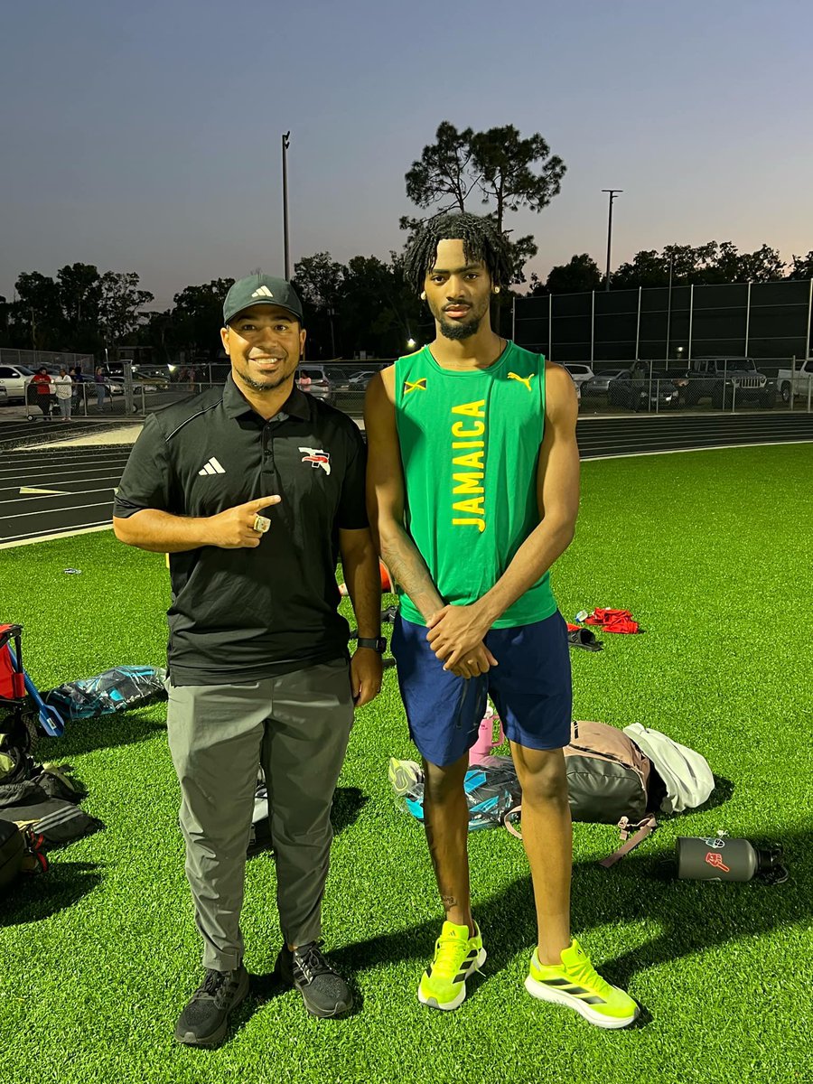 SEUFireTrack's tweet photo. 🔥RECRUITING🔥
Head Coach Nick Dodson visiting with one of the top high school hurdlers in the country. #FutureFire 🔥💨 https://t.co/JaYlldSaXS