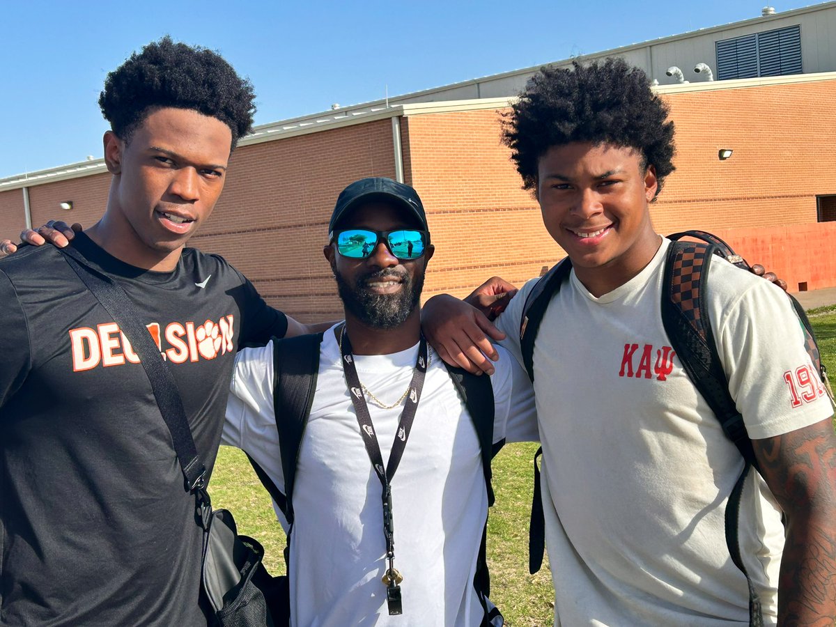 My boys <a href="/CorianGipson/">Corian “C8” Gipson</a> &amp; <a href="/GeraldLacyJr/">g lacy</a> back in town for spring break getting some work in at Da Land! #WEBO🟠⚫️