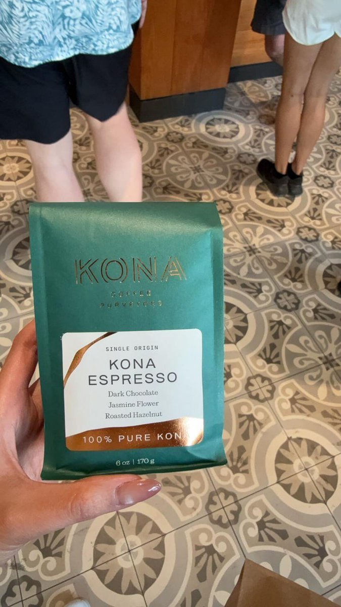genosidasquad's tweet photo. I'm buying Kona coffee now
It's no wonder that there are more than 100 people lining up outside the store every day, this coffee is so good to drink, it's the coffee I always drink, it makes me feel light and refreshed after drinking it and it refreshes my whole day☕️☕️☕️ https://t.co/PUiuAevRik