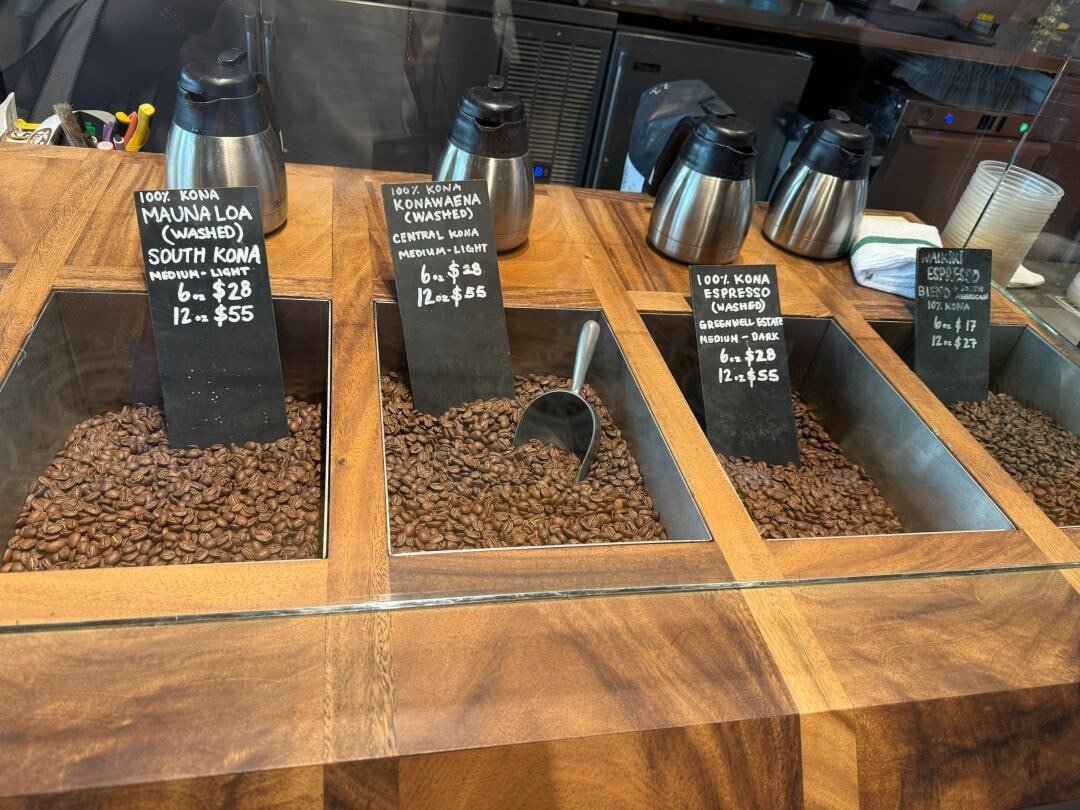 genosidasquad's tweet photo. I'm buying Kona coffee now
It's no wonder that there are more than 100 people lining up outside the store every day, this coffee is so good to drink, it's the coffee I always drink, it makes me feel light and refreshed after drinking it and it refreshes my whole day☕️☕️☕️ https://t.co/PUiuAevRik