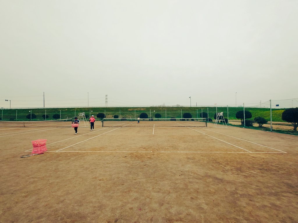 yoshimi_stc's tweet photo. #ソフトテニス
#ジュニア
#小学生
#吉見ふれあいジュニア
先日の土曜日は、いつも使わせてもらっている中学校のコートが卒業式で使えない為、近所の公営コートを借りて練習。少ない人数ですが、この日はとにかく沢山打つ練習を盛り込みました。寒くて疲れてたけど、笑顔で最後までやり切りました🙌 https://t.co/kCRsjVwgEq