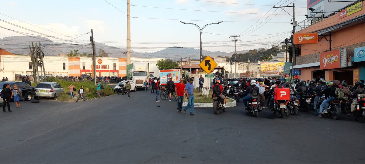 Elizabethgalher's tweet photo. #BloqueosGT
Se retoman los #bloqueos en rechazo al seguro de Responsabilidad Civil,  impuesto por el Presidente de Guatemala Bernardo Arévalo. Salida de Villa Hermosa, Álamos San Miguel Petapa y Carretera a Villa Canales.
#blqueosgt
#Guatemala https://t.co/Z8OQdHH6nt