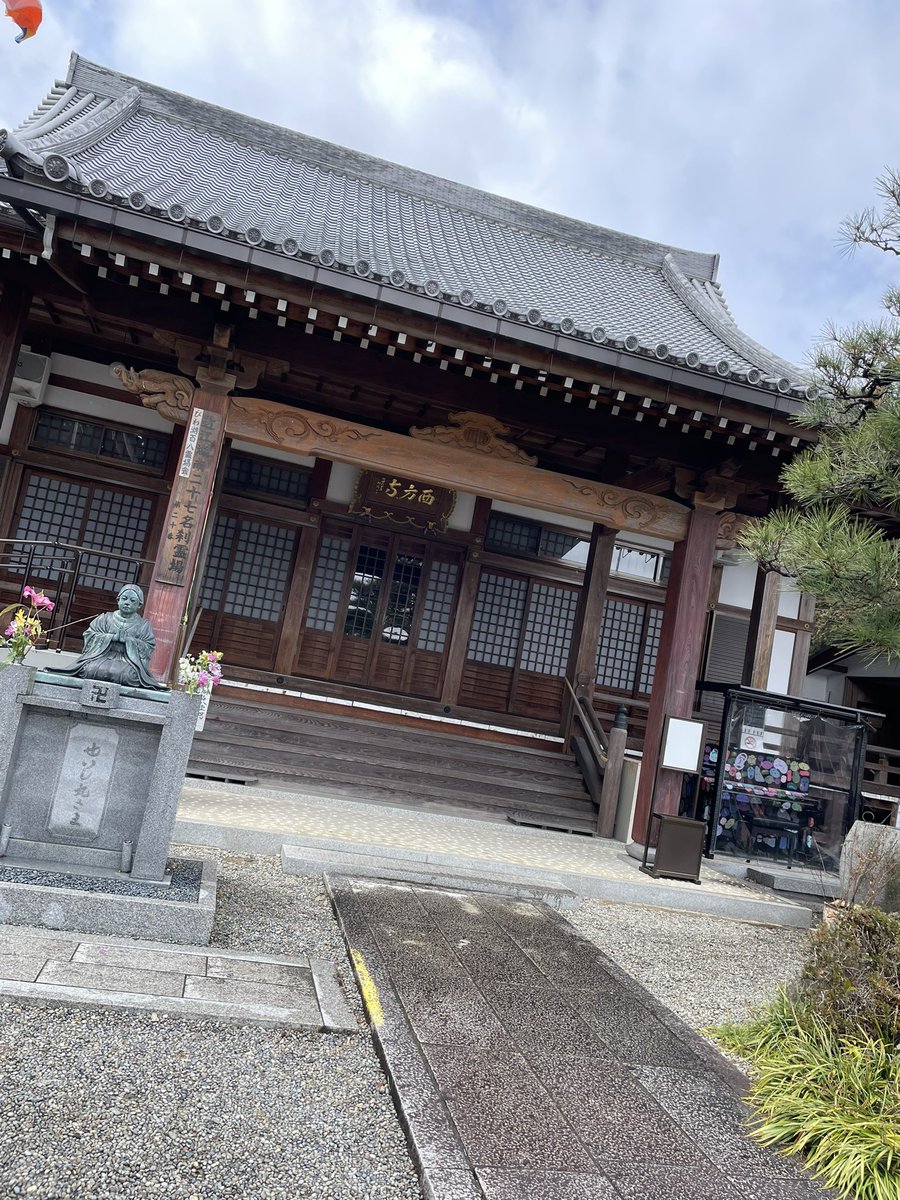 昨日、滋賀県草津市のお寺にあるストリートピアノを楽しんできました。

誰もいなかったので下手でも気にしない。

しかし、ピンクのピアノの反対側にはお墓がびっしり。
見えざるギャラリーには「このヘタクソめぇぇ！！」と野次を飛ばされたかもしれない。

面白いお寺だった。
#西方寺
