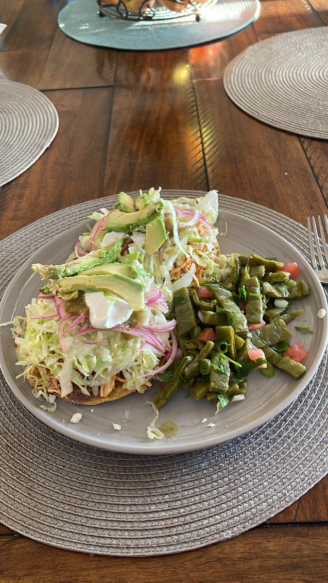 JRu_35's tweet image. Y que le salen unas tostadas a mi atinga de pollo 😌😌 #Tostada #WednesdayDinner