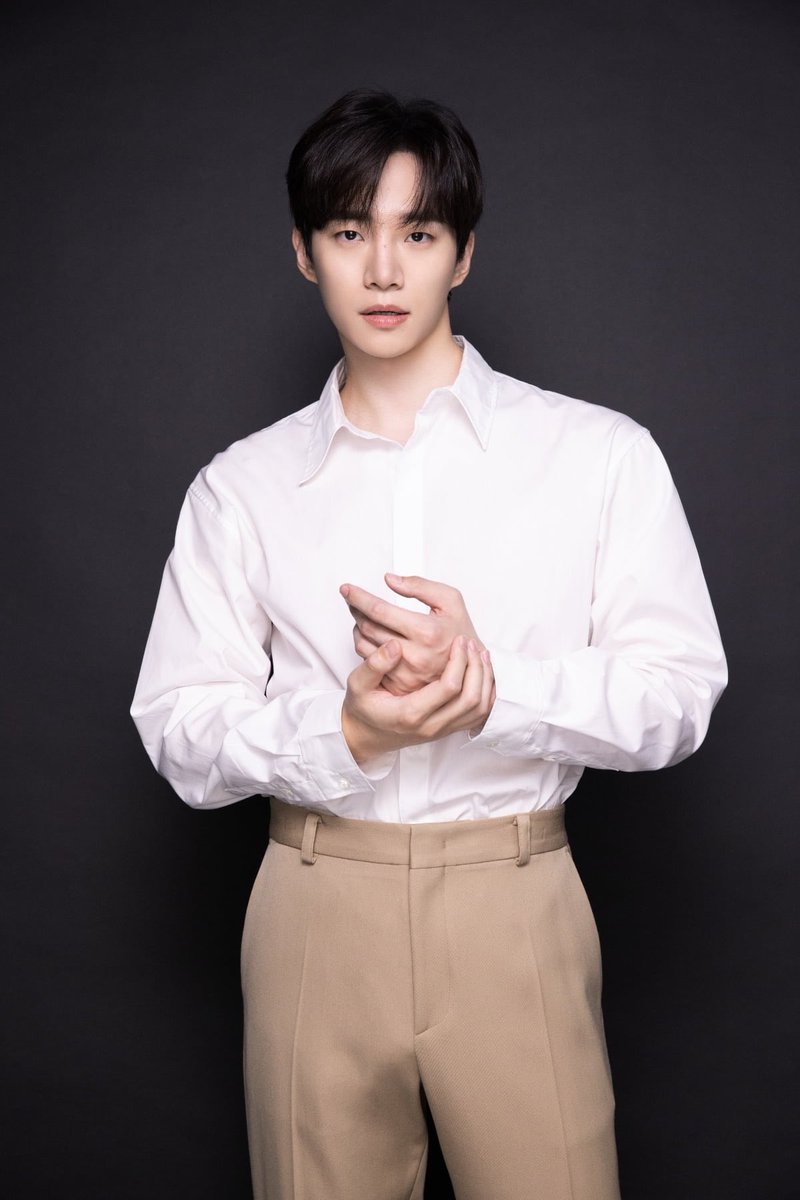 2PM member and actor Lee Junho is leaving JYP Entertainment.

“We would like to inform you that the exclusive contract between JYP Entertainment and artist Lee Junho will end on April 15th.”

naver.me/GoDSEqgo