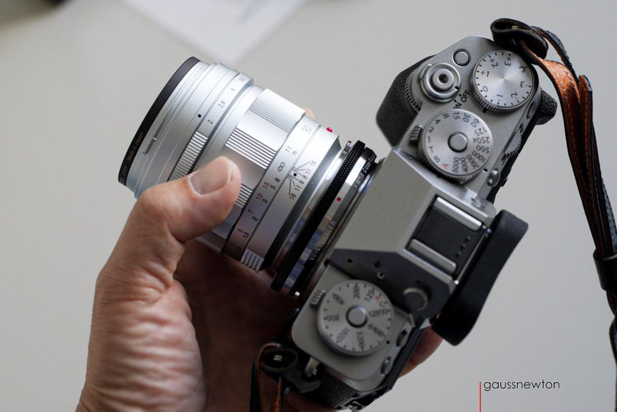 gaussnewton's tweet photo. Voigtlander | APO-ULTRON 90mm F2 シルバー
桜の開花に間に合うようにと、
知人が気になるレンズを買って来ました。
ウゥ〜いけませんなぁ、カッコいい!
APS-Cで135mmとして使うのもいいですなぁ。
#cameraportrait #voigtlander https://t.co/b6t51M6Wr9