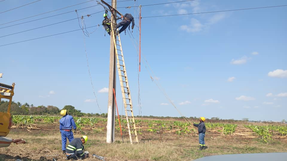 electrica_cmg's tweet photo. #Linieros de las Unidades Empresariales de Base, #Camagüey, más Operación y Mantenimiento, trabajan en vía libre tomada sobre #lineas gobernadas por interruptores de la Subestación #Vertientes 110 000/34 500 kV. #GenteQueLePoneElAlma #GenteQueSuma #PorCamagüeyTodo https://t.co/Ml93ti6Exd