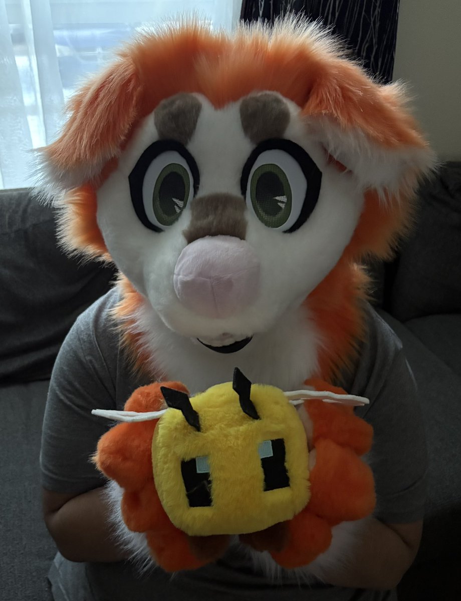 Bluthesourpup's tweet photo. Chilling w my Minecraft bee 🐝
#Fursuit #Furry #Minecraftbee https://t.co/HnsUj3qD6P