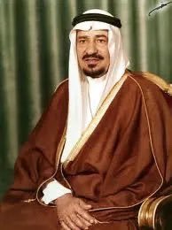 ثريد: قصة الملك خالد مع رجال الشرطة

1/
قصة الملك خالد مع رجال الشرطة اللي اغىَصبوا البنتين قدام أبوهم. قصة حزينة ومؤثرة. فضل التغريدة وتابع معي..
#البصمه19
#العشر_الاواخر
 #الملك_خالد #العدالة #القانون
#ولي_العهد