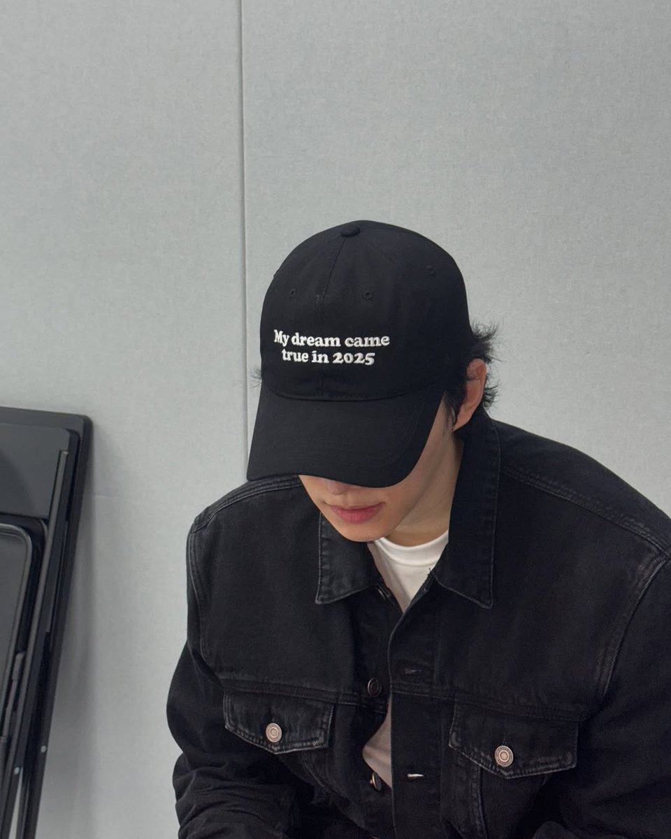 eundong9's tweet photo. 🐧 My dream came true in 2025 https://t.co/F7cxea0rWW