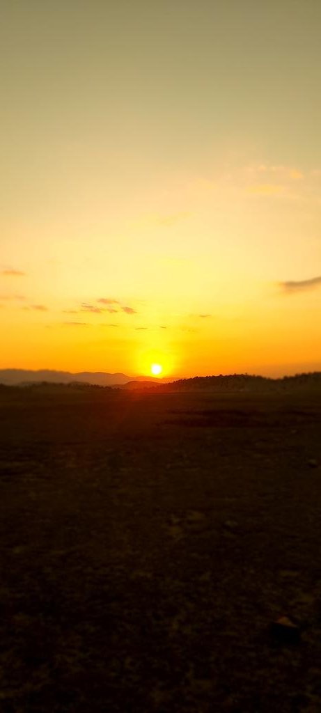 لمر مخی یاره ستا خویونه هم دا لمر عوندی سول ..
په راتلو هره ورځ راځی مګر شپه نه تیرا وی  ...