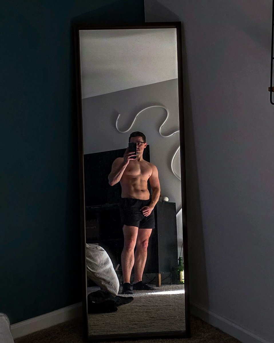 pompadaun's tweet photo. post leg day 💀

#muscles #gym #fitness #gay #workout #abs https://t.co/6JipRcu5l4