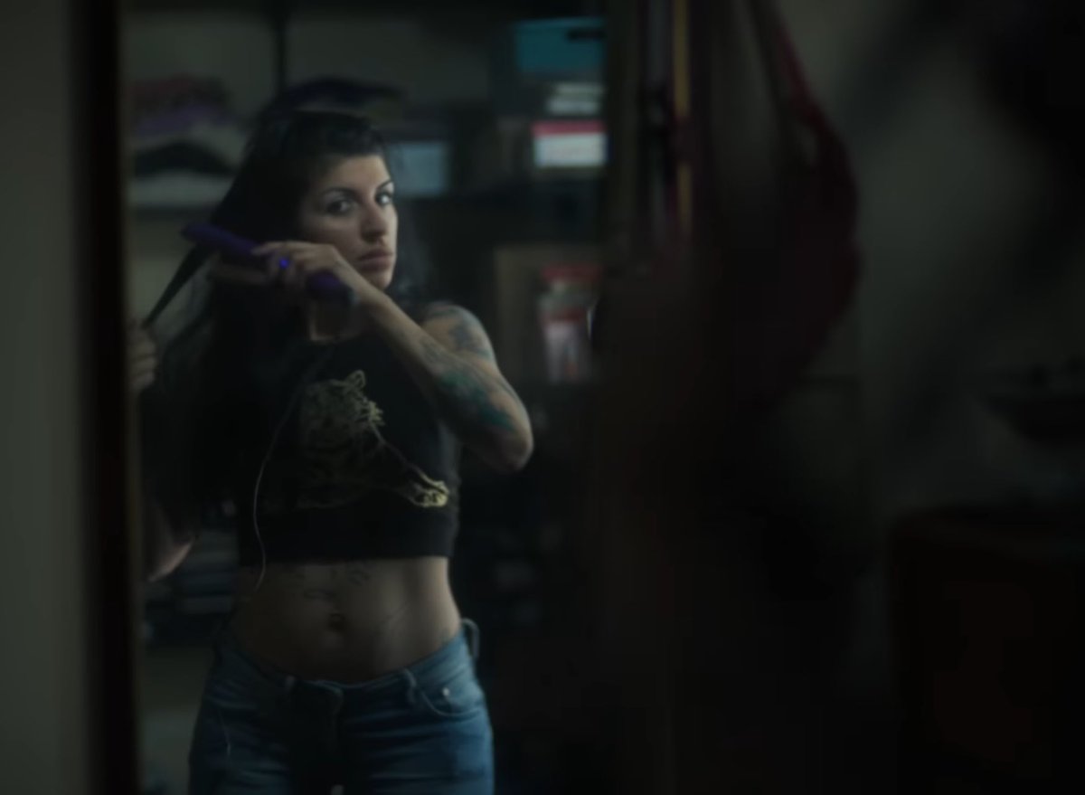Cazzu se la voló con todos los gadgets y referencias dosmileras en su nuevo video jaja reina millennial 🖤