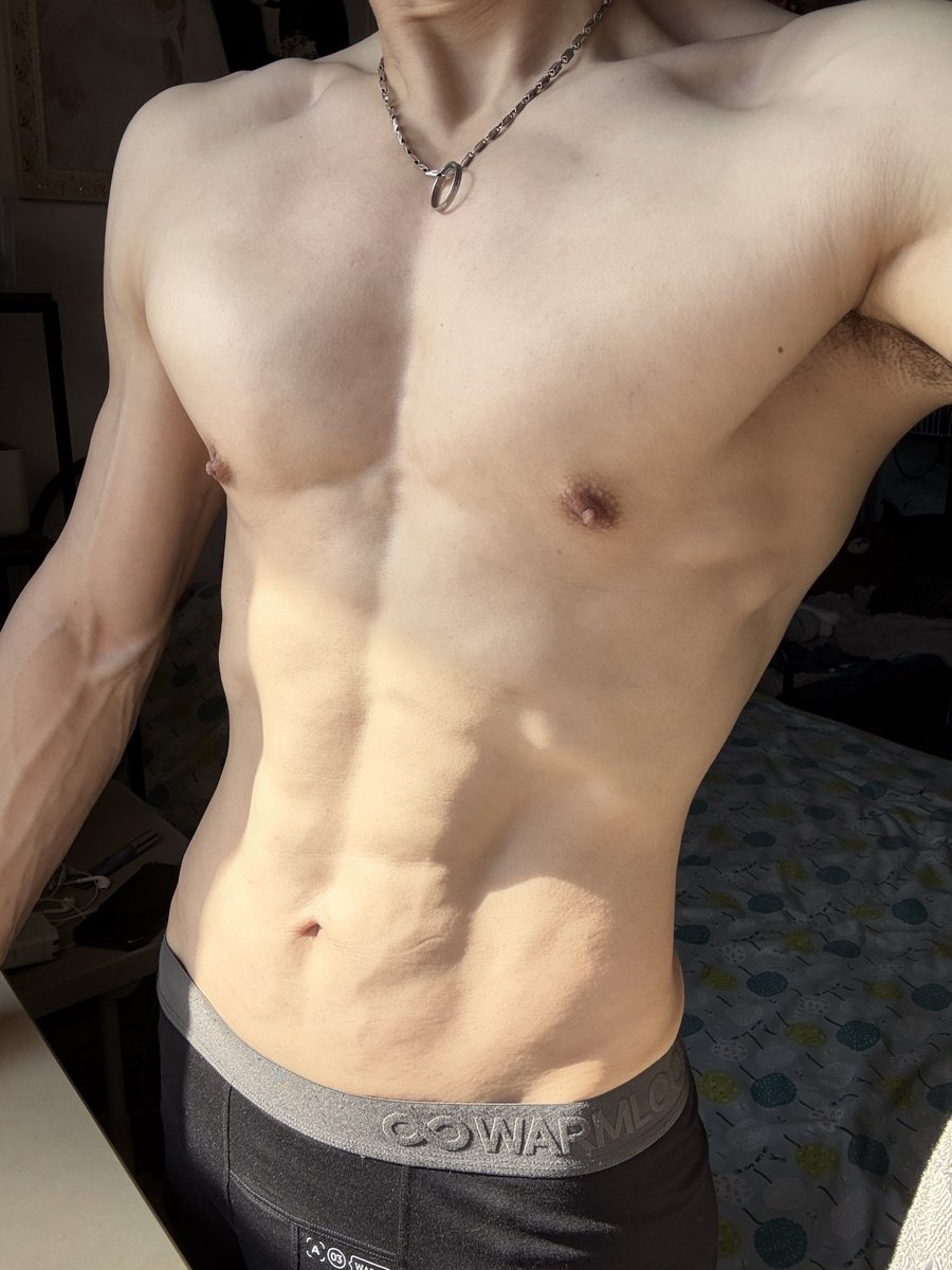 有没有腹肌全靠有没有光......