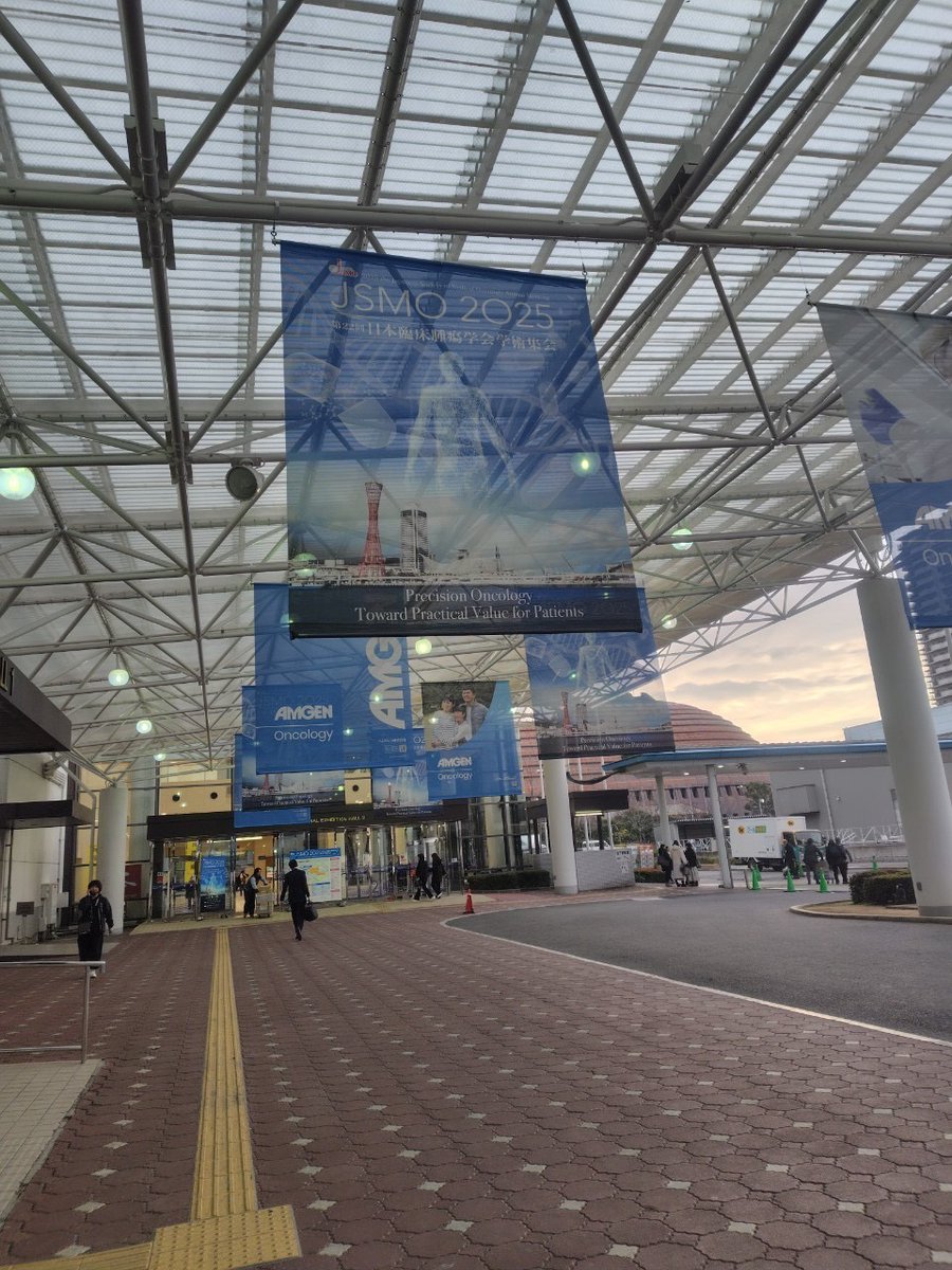 TMPU_EMCA's tweet photo. 【活動報告】
3月7日（金）、8日（土）に神戸国際展示場にて行われた第22回日本臨床腫瘍学会学術集会との併催イベント「じゃすもーらんど」に株式会社cercit様のお手伝いとして1名がボランティアとして参加しました👏✨
イベントでは沢山の子供達、そして親御さんが心肺蘇生法を学びに来てくれました！ https://t.co/3Wm5gPjhWb