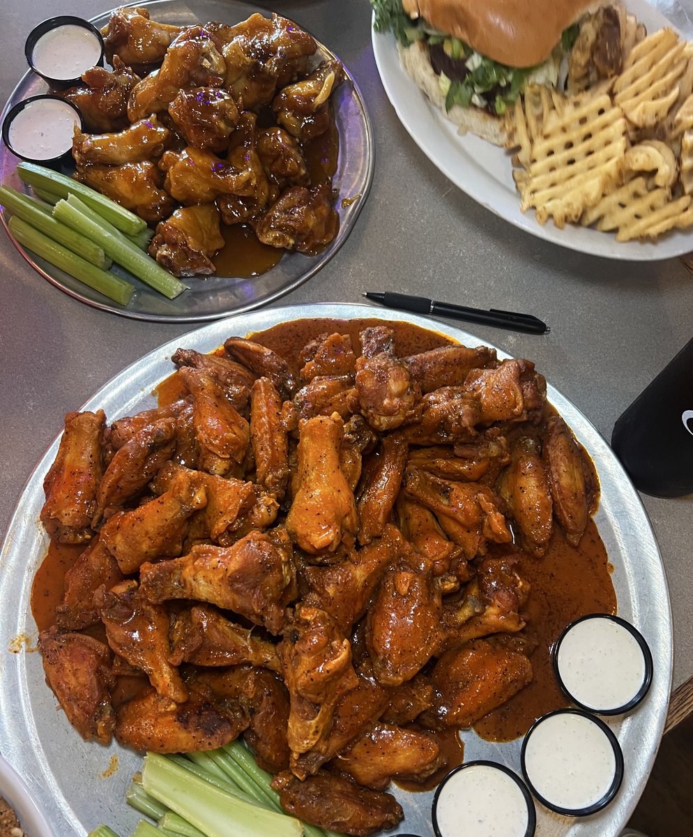 Pluckers's tweet photo. extra wet chicken wings would fix me 🤤🤤🤤 https://t.co/LOiVHkdUhi