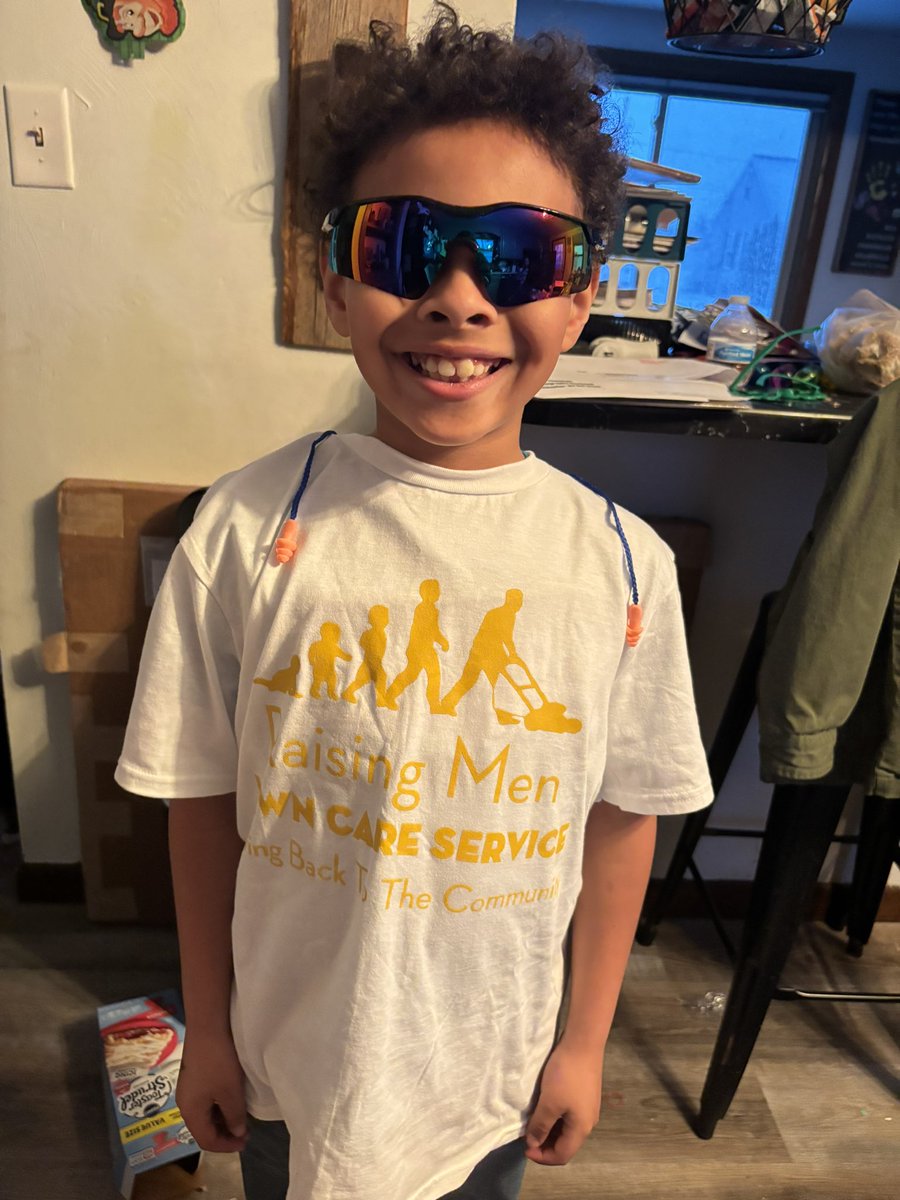 iamrodneysmith's tweet photo. Jeremiah of Green Bay, WI who recently signed up for our 50 yard challenge received his safety glasses, ear plugs and white shirt in the mail ! He’s  officially ready to start ! What words of advice would you  give to him ? Will your kids be next to take on our 50 yard challenge ?