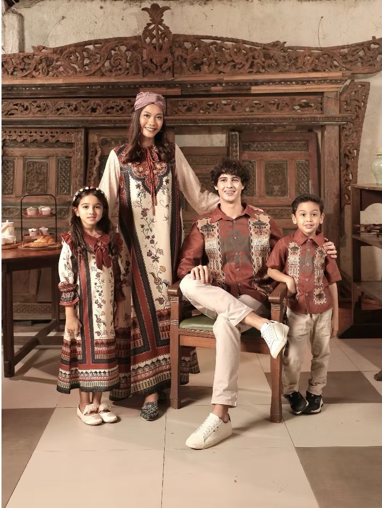 randomsidez's tweet image. Udah mendekati lebaran tp belum beli baju raya?? 

Ini ada koleksi baju raya family set yg masih ready stok, bajunya elegan dan cakep banget 😍