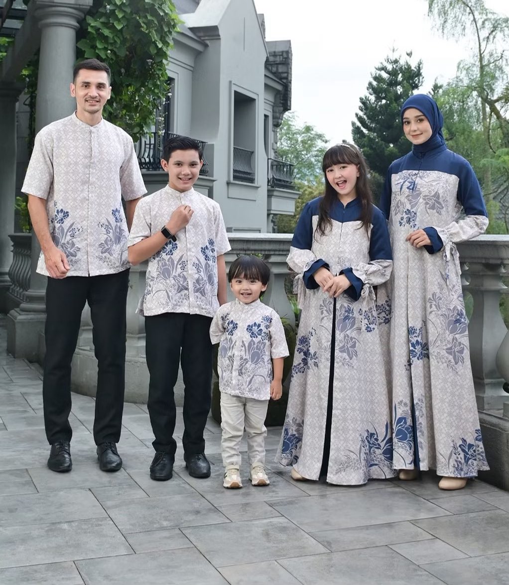 randomsidez's tweet image. Udah mendekati lebaran tp belum beli baju raya?? 

Ini ada koleksi baju raya family set yg masih ready stok, bajunya elegan dan cakep banget 😍