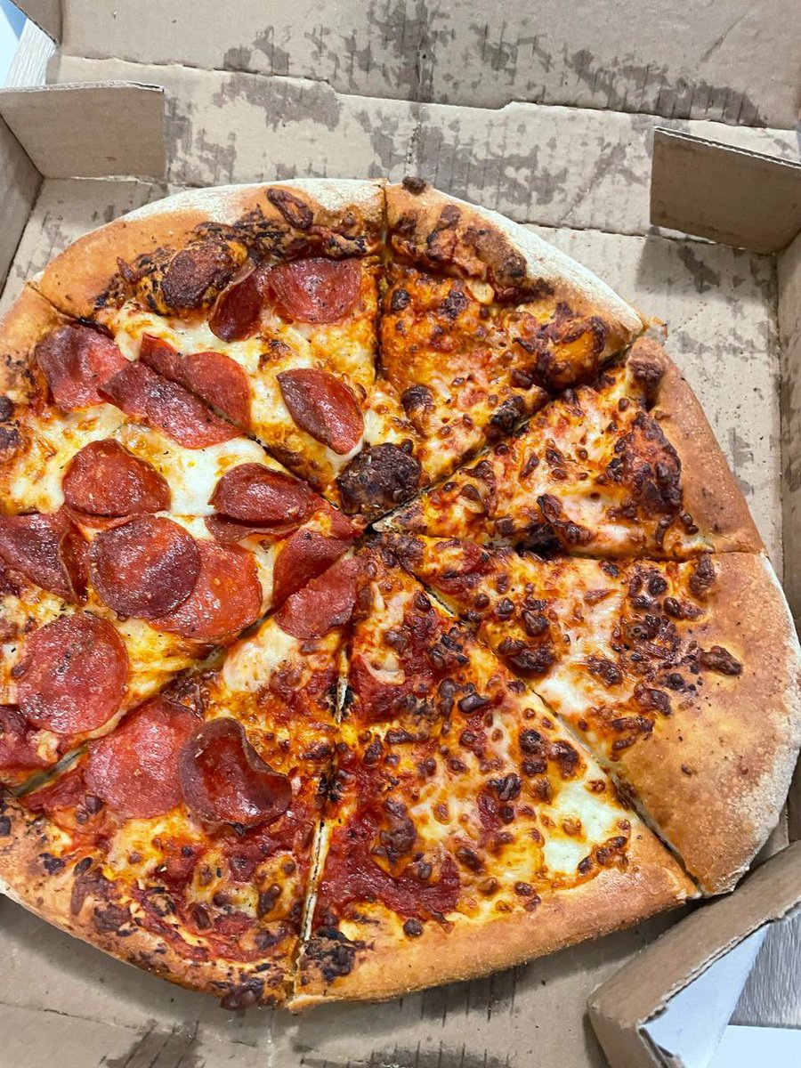 ChefSergioA's tweet photo. Aún recuerdo cuando Domino’s entregaba en menos de 30 min… 🥺
Ahora, además de tardarse +1 hora, mandar solo una pizza y tener que esperar un segundo viaje por la segunda, llegar con los ingredientes incompletos y además completamente frías. 
Es tu nuevo estándar @dominosmx ??? https://t.co/ccows0kBBG