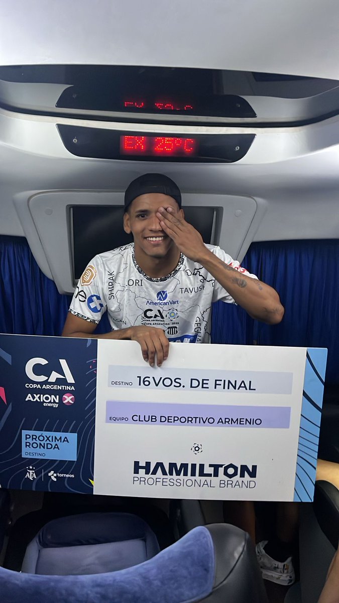 #Belgrano | 🏴‍☠️ Gonzalo Maldonado y un partido especial para él. Cedido de Belgrano, festejó la clasificación contra Talleres, posando con el premio y haciendo el parche "Pirata". 

👉🏻 El extremo derecho, debe regresar a fin de año. Su contrato es hasta diciembre de 2026.