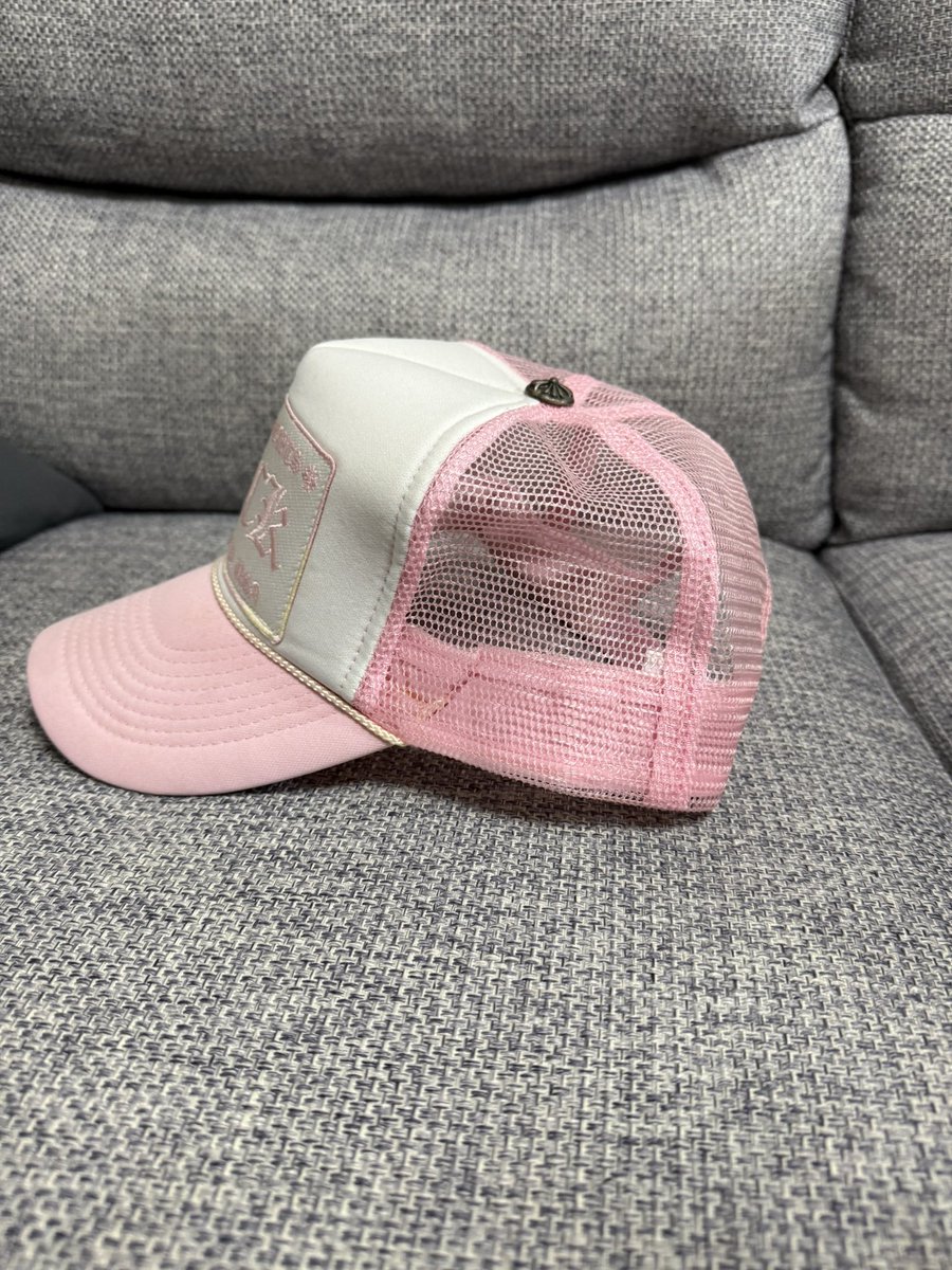 ttt_HAWK's tweet photo. 国内正規品　希少　クロムハーツ　初期 トラッカーキャップ　ピンク　FUCK

売ります。

手元に7万円で売ります。セレクトショップなどより確実にお買い得かと思います。

振り込みが不安でしたらメルカリなど手数料分上乗せして頂ければサイト通しての取引も可能です。

クロムハーツ　売ります https://t.co/dOvqYvBsQg
