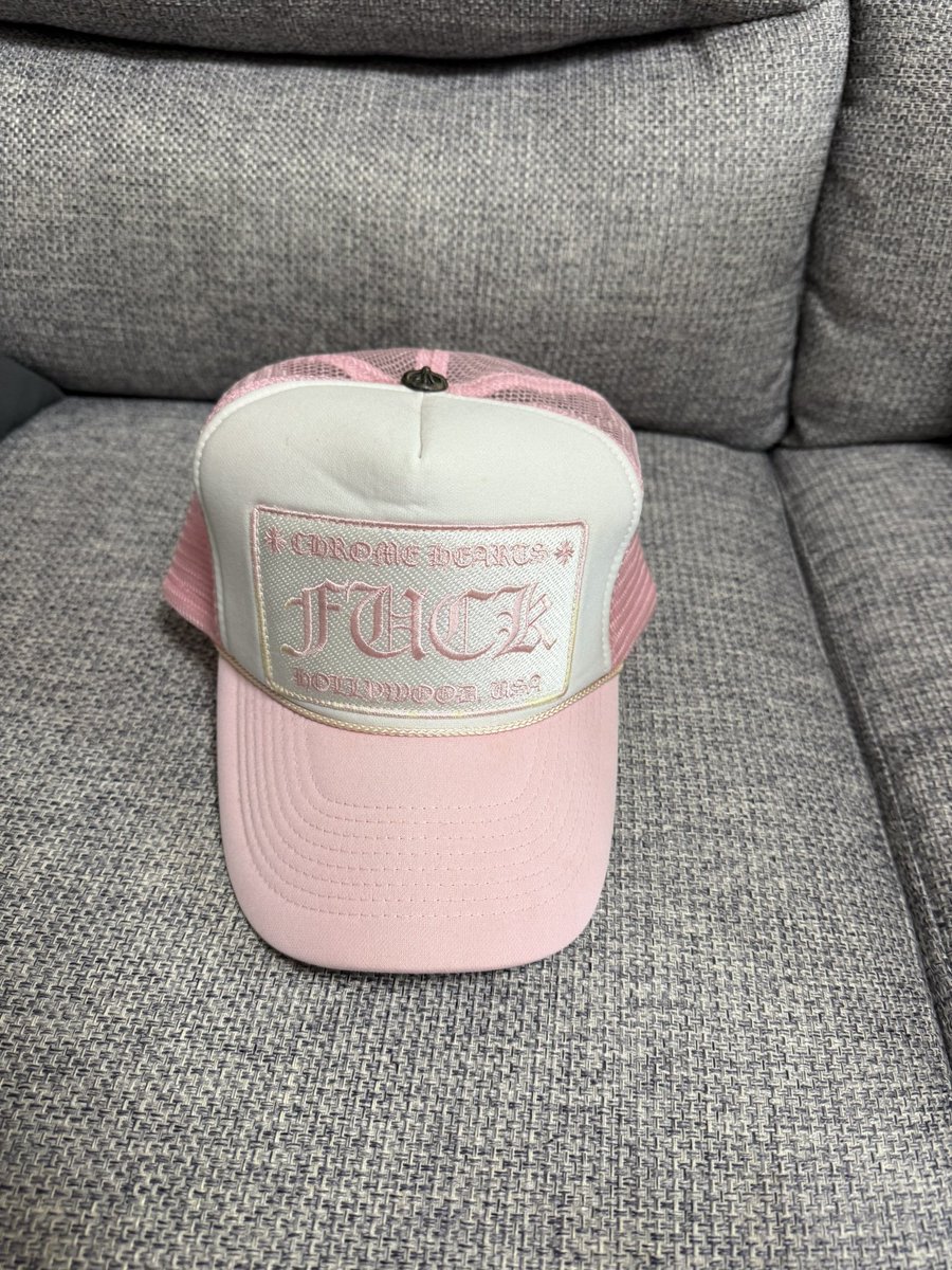 ttt_HAWK's tweet photo. 国内正規品　希少　クロムハーツ　初期 トラッカーキャップ　ピンク　FUCK

売ります。

手元に7万円で売ります。セレクトショップなどより確実にお買い得かと思います。

振り込みが不安でしたらメルカリなど手数料分上乗せして頂ければサイト通しての取引も可能です。

クロムハーツ　売ります https://t.co/dOvqYvBsQg