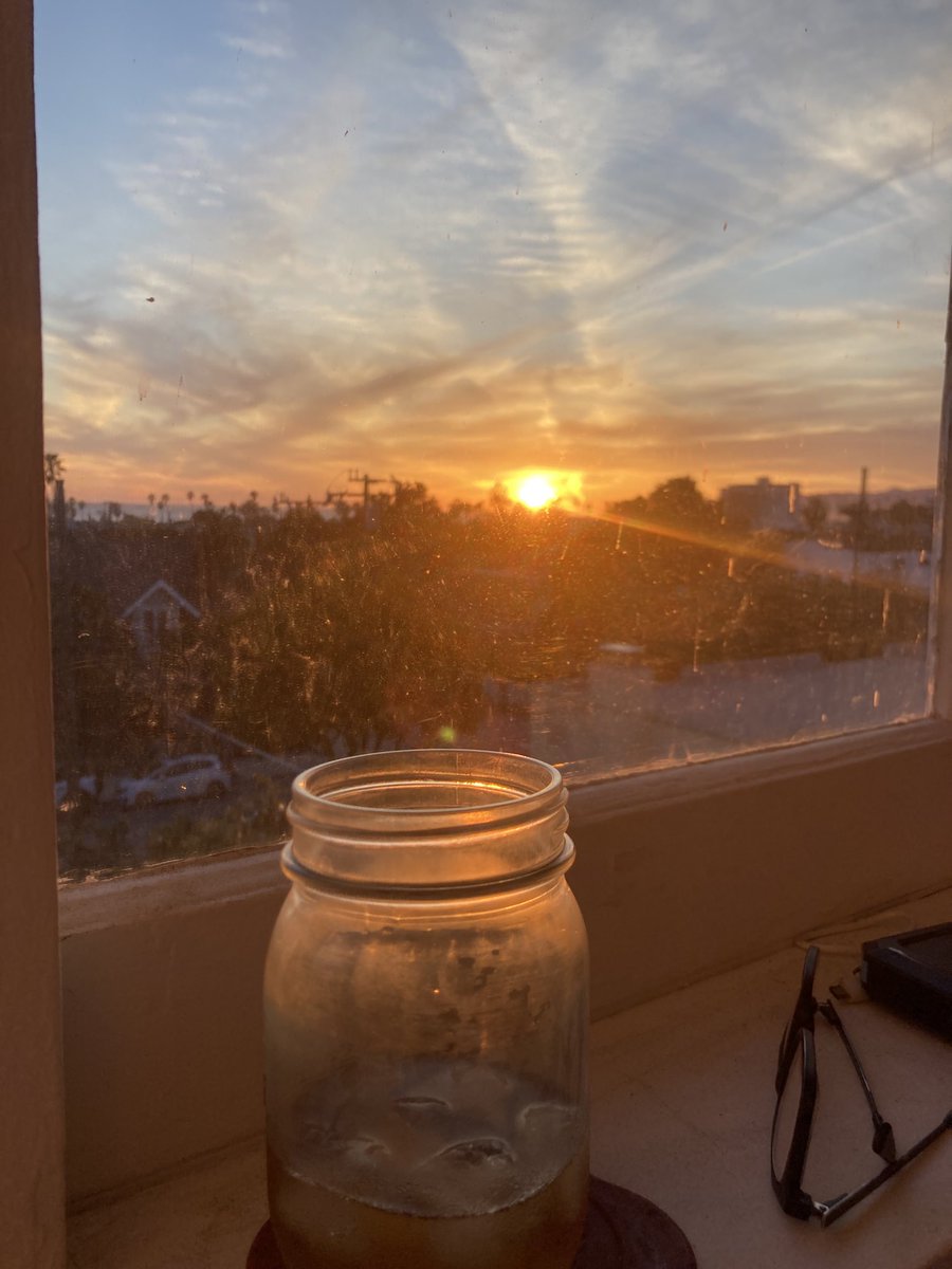 SteveLaRue2's tweet image. #WednesdayVibes 🌅🙋🏼‍♂️ 🥃 In Santa Monica 😎 ⁦@MakersMark⁩ ⁦@BallCanning⁩ #masonjar #chilled 👍