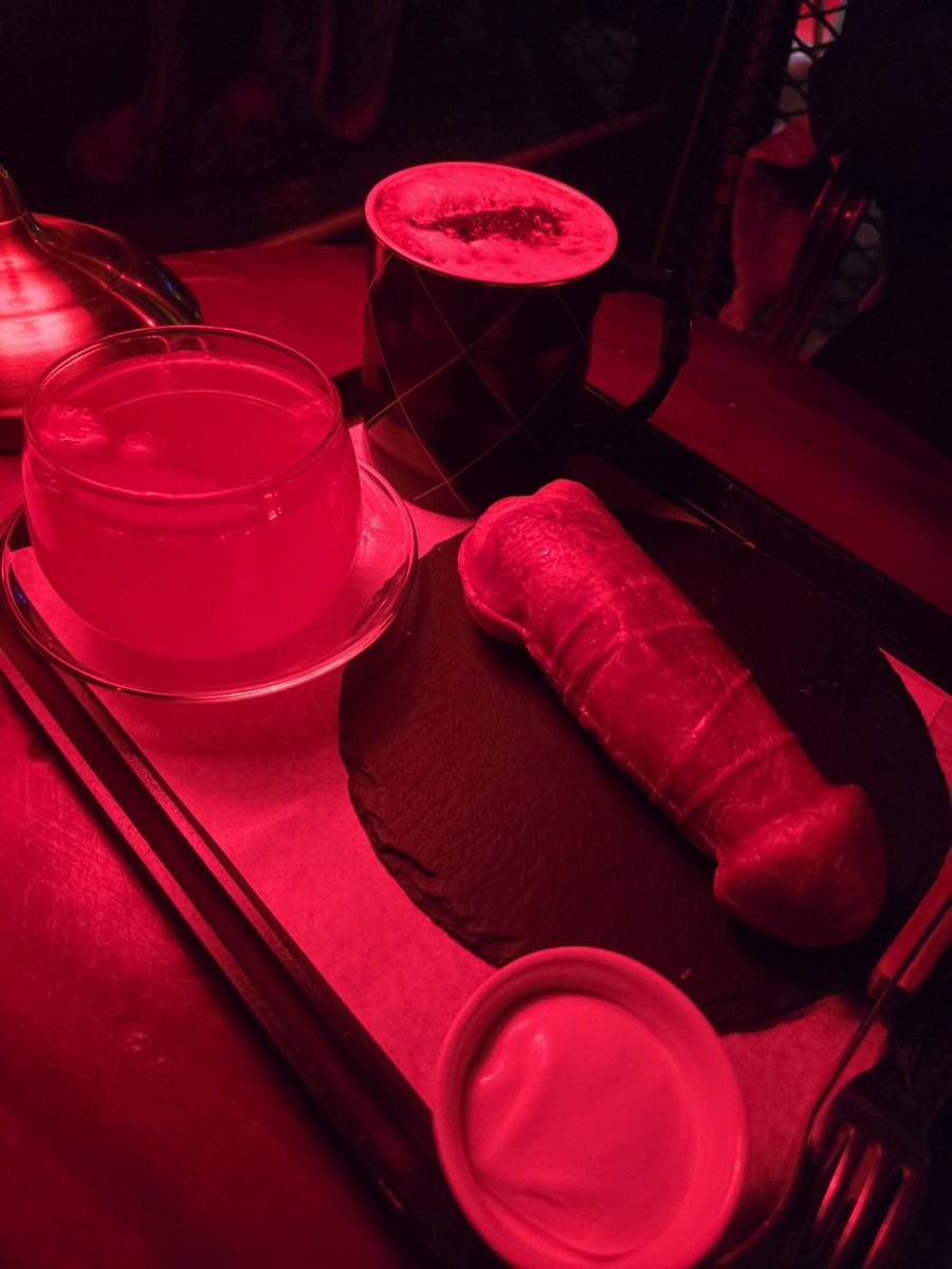 추울 땐 주인님 옷 뺏어입는 게 최고에요 🤭

주인님이 예쁜 신발도 사주셨어요 !🫶