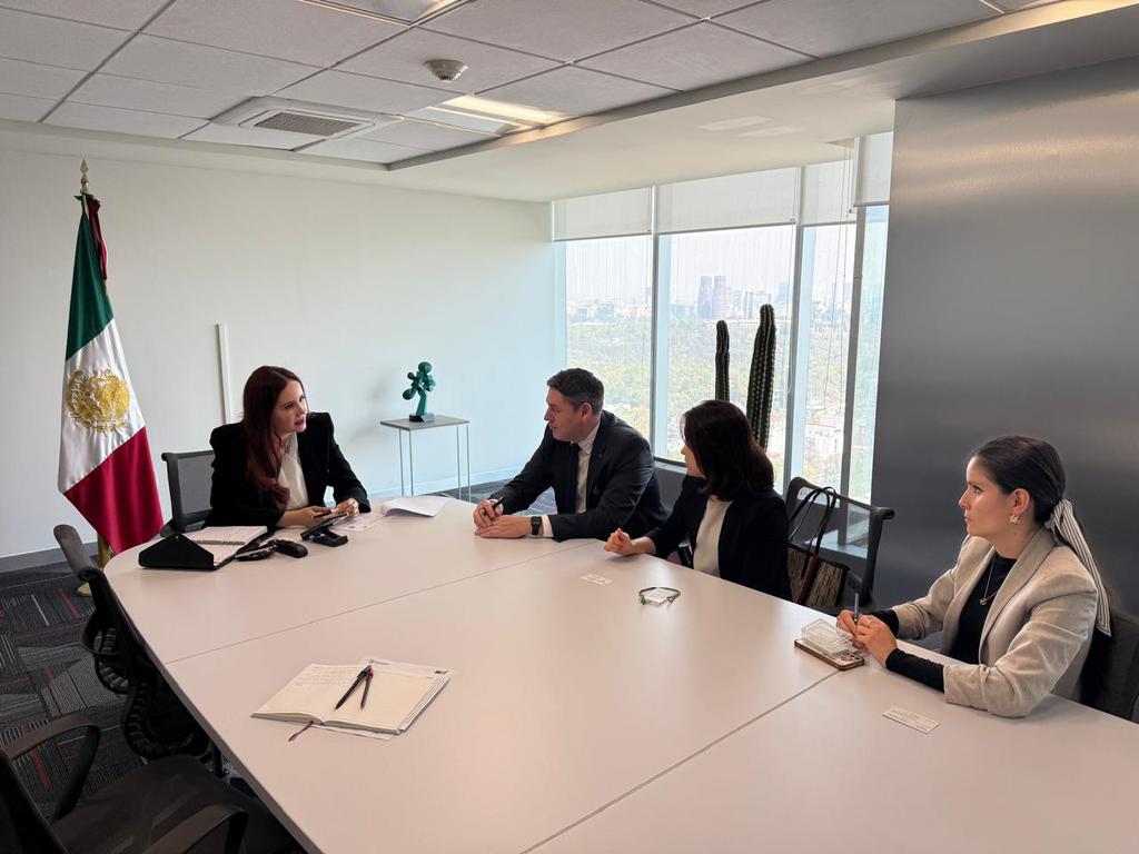 algravez's tweet photo. On behalf of @KiaMexico, we had the opportunity to meet with @Maria_De_Haas Director for the Auto Industry, and the Director of KOTRA México, to discuss the future integration between South Korea, Mexico, and the rest of North America. Together, we go further. #MadeInMexico #Kia https://t.co/xKaIafrPEk
