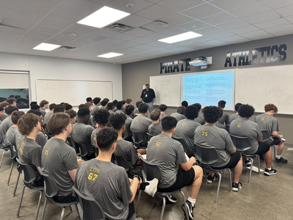 Coach_Lewis43's tweet photo. So thankful for Mr. Dowl and his mentorship.  Thank you for dropping knowledge today to Pirate football !
#Family
#THAD
#NoQuartarGiven

@CrandallPirate https://t.co/0PWWbHcANP