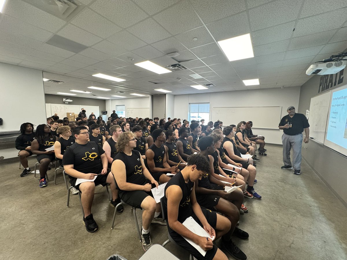 Coach_Lewis43's tweet photo. So thankful for Mr. Dowl and his mentorship.  Thank you for dropping knowledge today to Pirate football !
#Family
#THAD
#NoQuartarGiven

@CrandallPirate https://t.co/0PWWbHcANP
