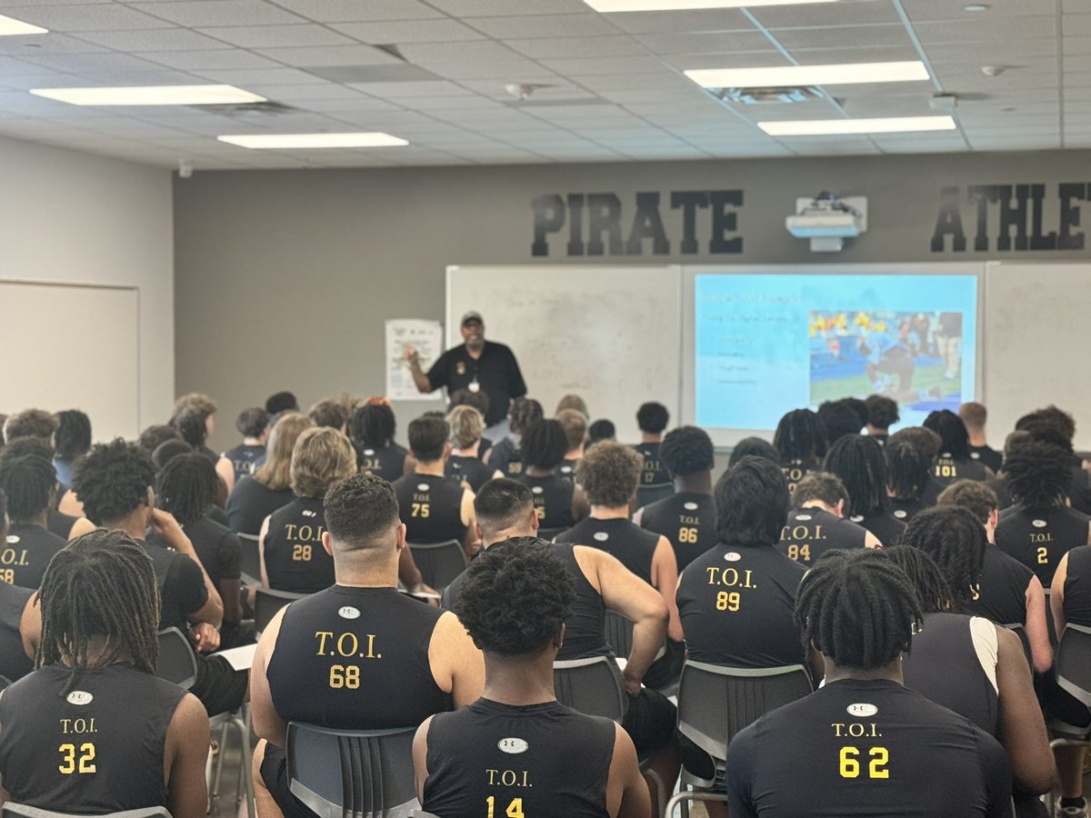Coach_Lewis43's tweet photo. So thankful for Mr. Dowl and his mentorship.  Thank you for dropping knowledge today to Pirate football !
#Family
#THAD
#NoQuartarGiven

@CrandallPirate https://t.co/0PWWbHcANP