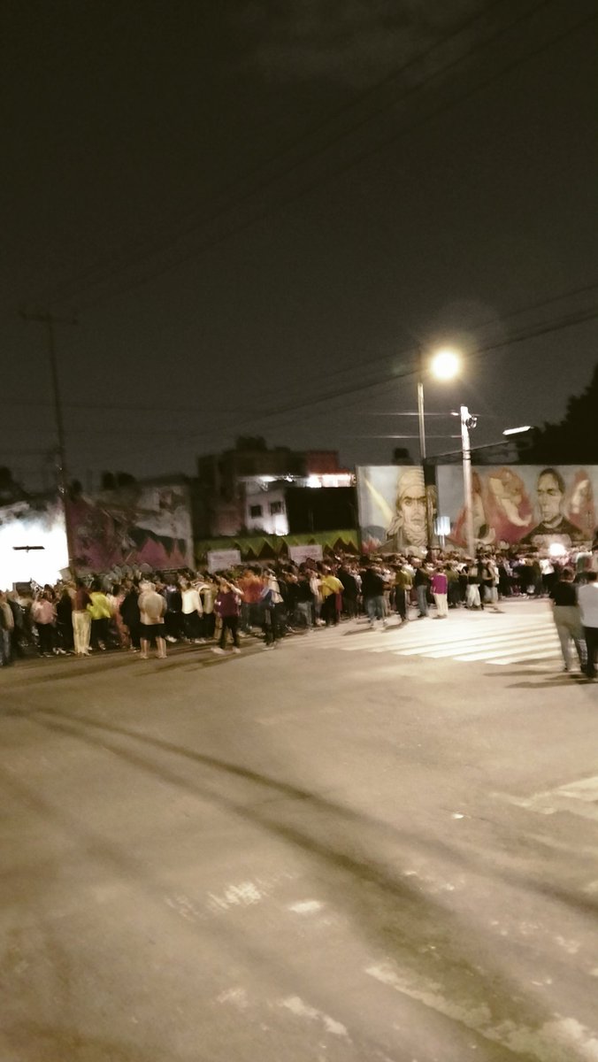 Los vecinos en su descontento, cerraron el cruce de avenida Plan de San Luis y eje 2 norte Eulalia Guzmán #noalalbergue #noesno #Azcapotzalco