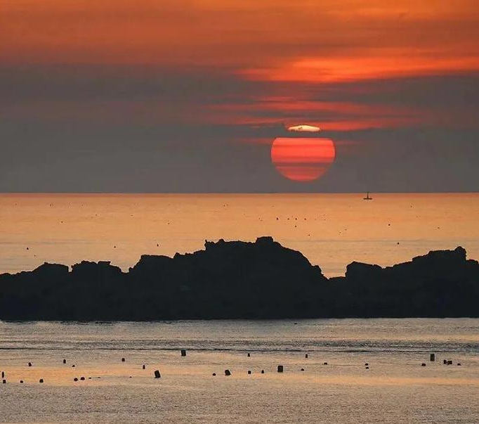 世の中には万物にひびが入っている。それは光が差し込む場所であり、心の癒しの隙間でもある。
#風景