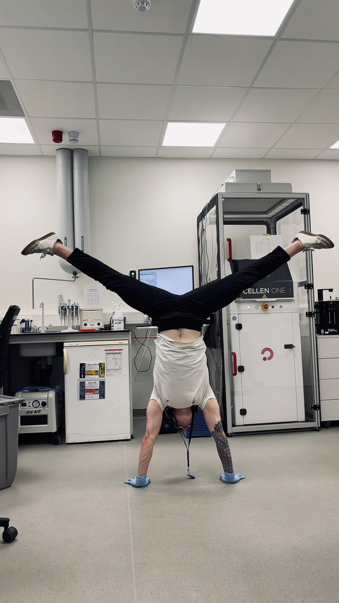 Bridging the waiting time with some handstands…<a href="/Cellenion/">Cellenion</a>