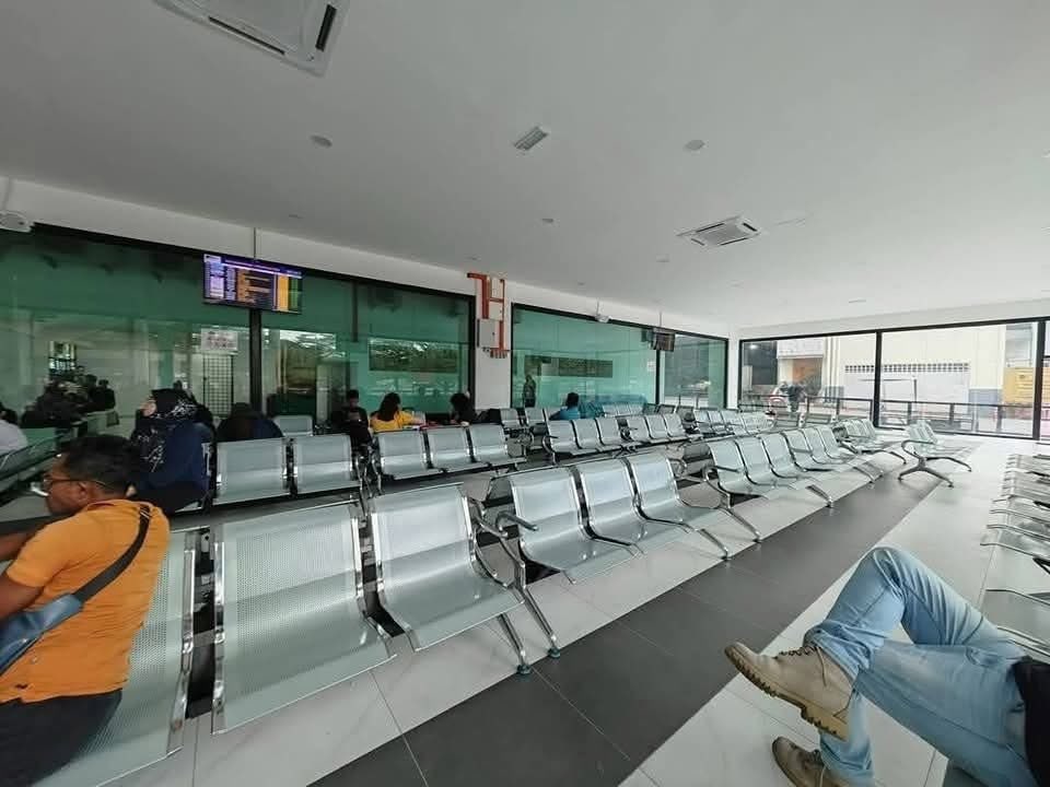 SenawangTV's tweet photo. TERMINAL 1 SOMBAN DAH CANTIK ❤️💛🖤

Taniah kerajaan negeri yang upgrade facility untuk rakyat Nismilan gunakan. Walaupon tak segah TBS tapi ada perubahan lebih baik dari dulu.

Sekarang waghih kono scan tiket untuk keluar &amp; terus naik bas.

📍Terminal 1 Bus Seremban https://t.co/MfRqvoT7De