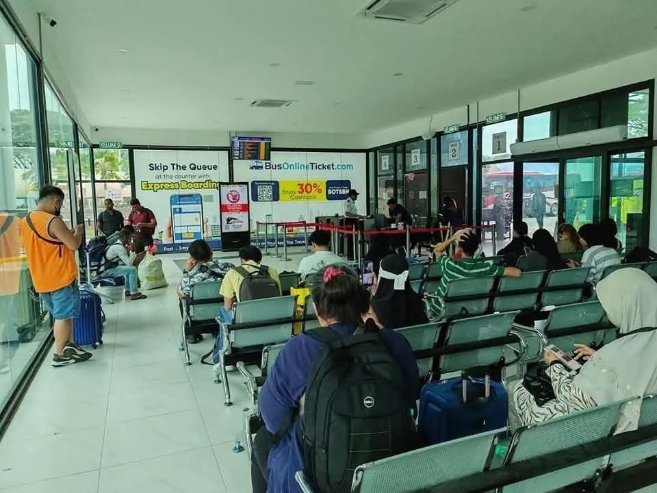 SenawangTV's tweet photo. TERMINAL 1 SOMBAN DAH CANTIK ❤️💛🖤

Taniah kerajaan negeri yang upgrade facility untuk rakyat Nismilan gunakan. Walaupon tak segah TBS tapi ada perubahan lebih baik dari dulu.

Sekarang waghih kono scan tiket untuk keluar &amp; terus naik bas.

📍Terminal 1 Bus Seremban https://t.co/MfRqvoT7De