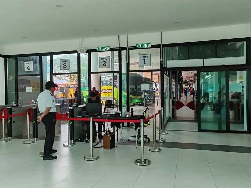 SenawangTV's tweet photo. TERMINAL 1 SOMBAN DAH CANTIK ❤️💛🖤

Taniah kerajaan negeri yang upgrade facility untuk rakyat Nismilan gunakan. Walaupon tak segah TBS tapi ada perubahan lebih baik dari dulu.

Sekarang waghih kono scan tiket untuk keluar &amp; terus naik bas.

📍Terminal 1 Bus Seremban https://t.co/MfRqvoT7De