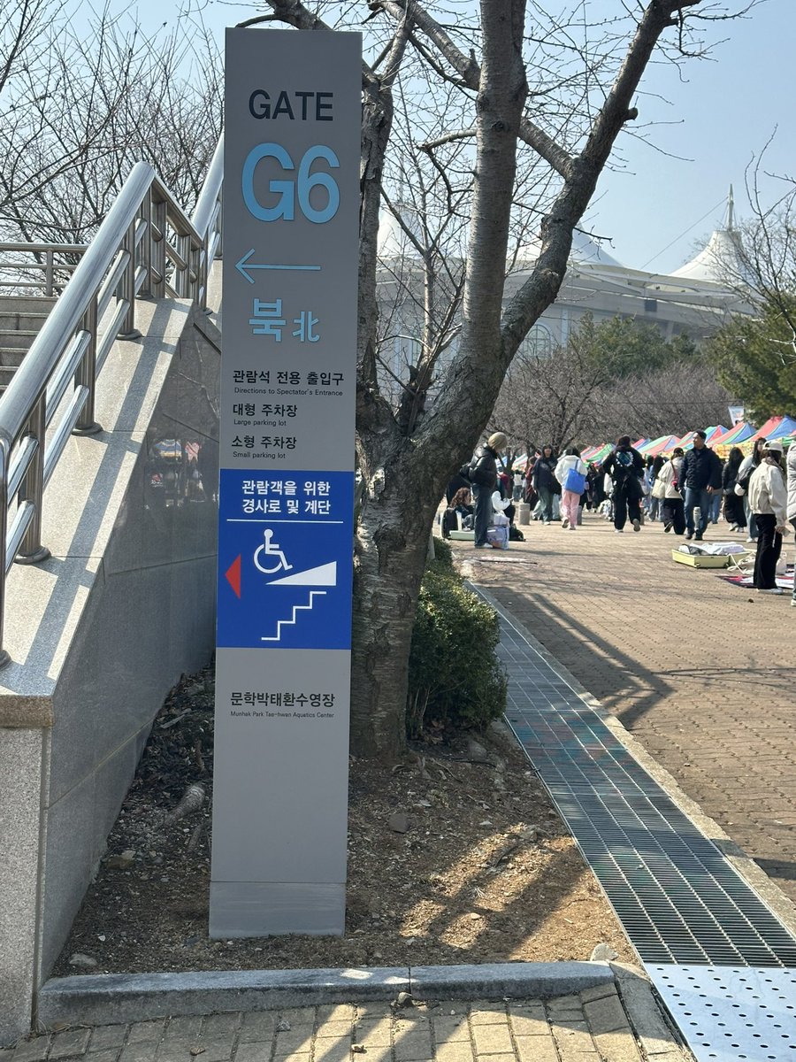 springhertz10's tweet image. 연력 및 스티커 무인나눔으로
사진에 보이는 곳에 뒀습니다!
3번출구에서 쭉 올라오시면 해당 장소입니다:)
박스 및 봉투는 나눔이 끝난 뒤 수거 할 예정입니다!