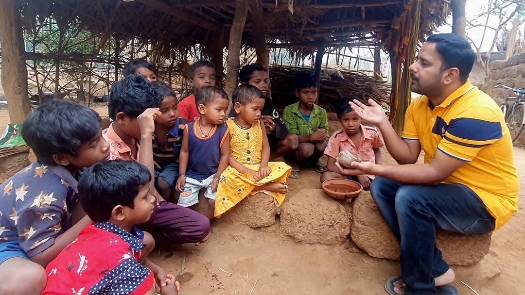 The alarming rate at which sparrows are disappearing from our surroundings must cause us to wake up. 

#SubhransuSatpathy  #TheyReallyNeedUs #BirdMan #waterforbirds #Odisha #Sparrowday #sparrow #WorldSparrowDay