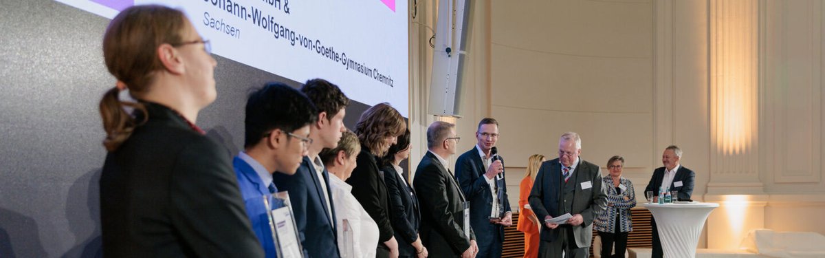 Wenn #Schulen und #Betriebe kooperieren, klappt es mit dem Übergang in den Beruf! Hier finden Sie 3 gute Beispiele aus der Praxis mit konkreten #Tipps für eigene Konzepte - von Landwirtschaft und Graffiti bis zum Makerspace mit Zukunftstechnologien. Zur schulewirtschaft.de/preis/teilnehm…