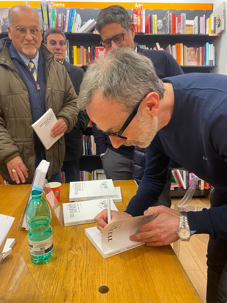 angelo_cennamo's tweet photo. Ieri sera eravate in tanti alla Feltrinelli di Salerno. Voglio ringraziare ognuno di voi per l'affetto, la curiosità, l'attenzione; i miei amici Antonio Lanzetta e Luca Villani, Argon edizioni, Annalisa. Il viaggio di Telegraph Avenue è iniziato nel migliore dei modi. https://t.co/of7ioMRbam